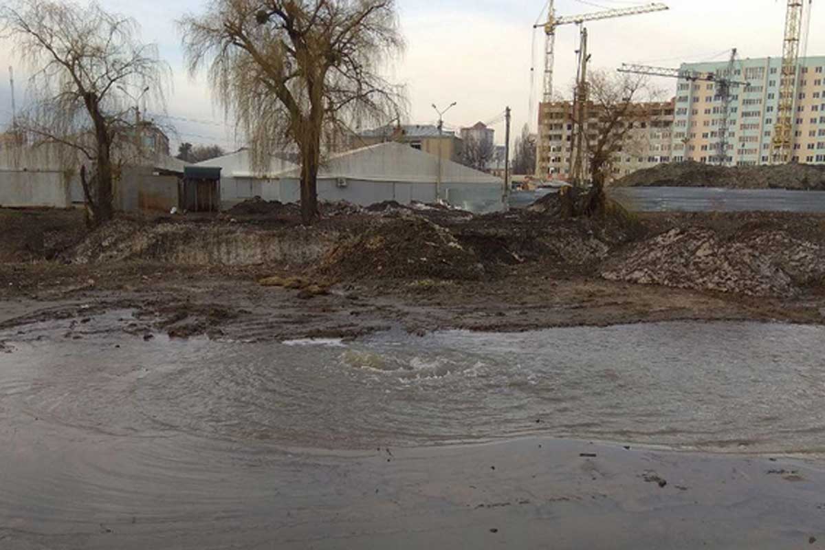 Возле Центрального рынка забил фонтан (фото)