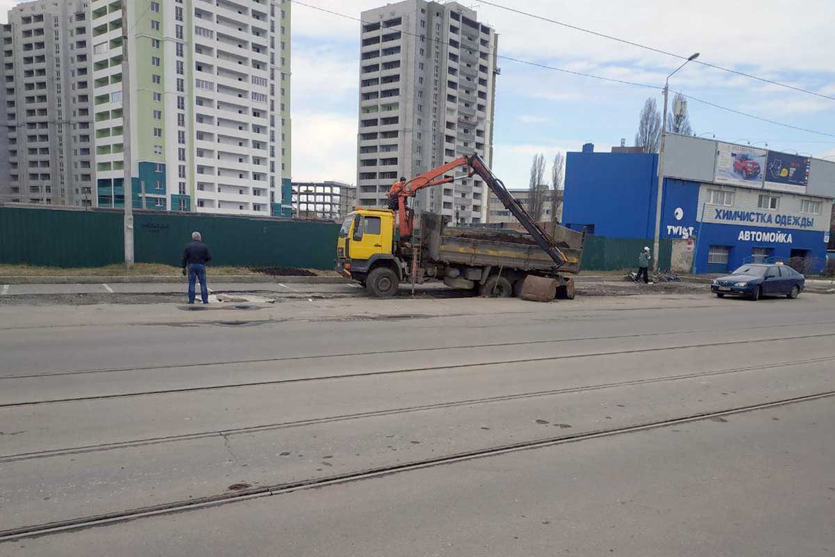 Возле Центрального рынка провалилась машина (фото)