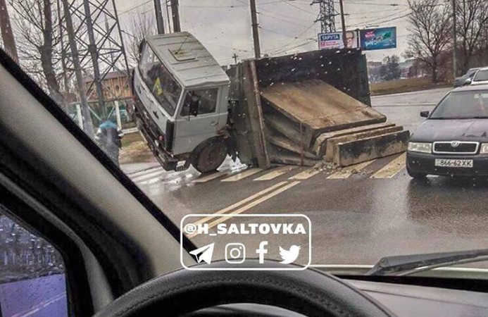 В Харькове перевернулся грузовик (фото)