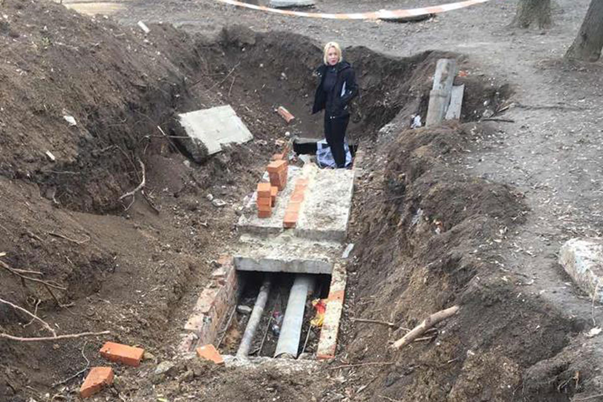В Харькове пытаются достать из-под земли собаку (фото)