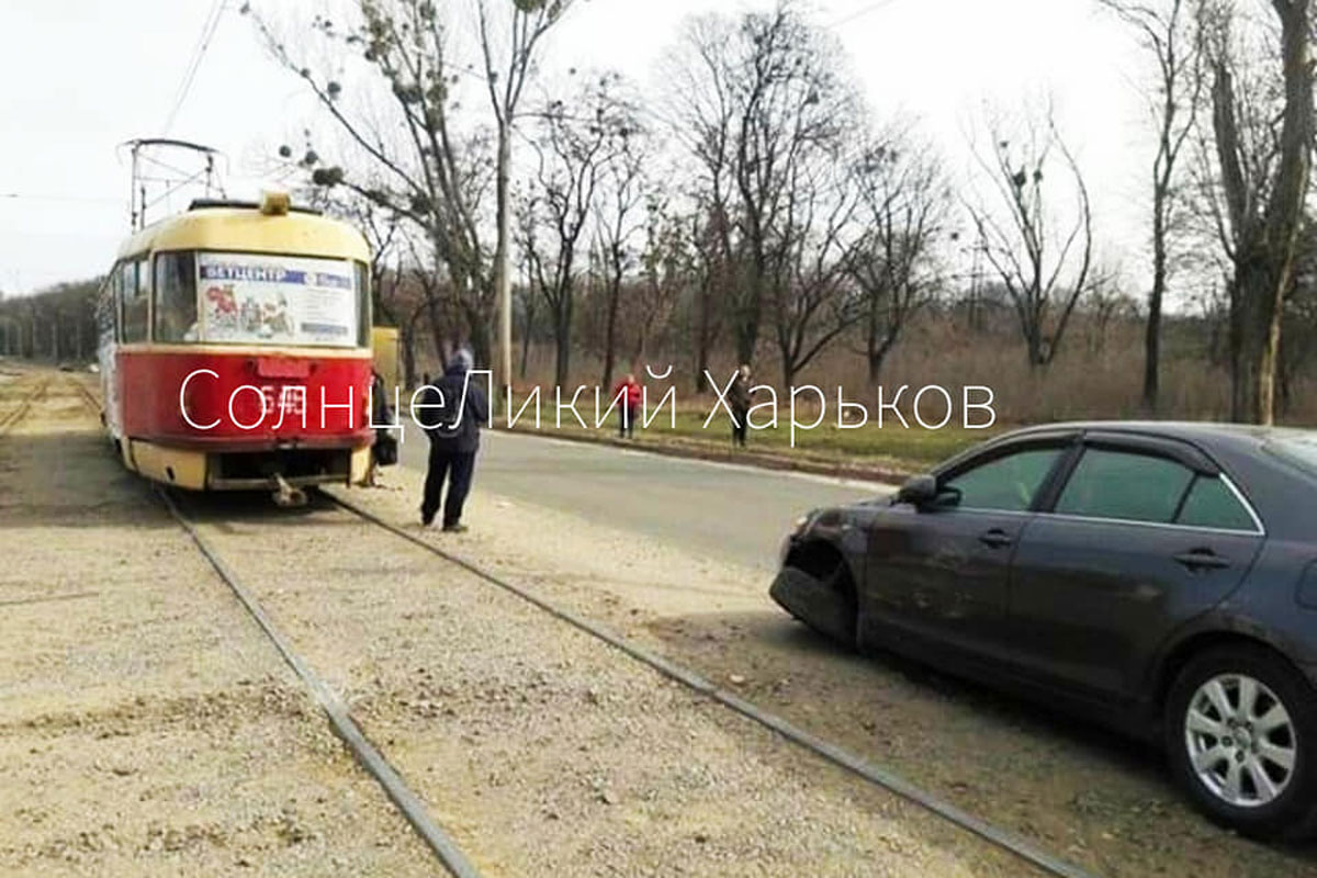 В Харькове автомобиль влетел в трамвай (фото)
