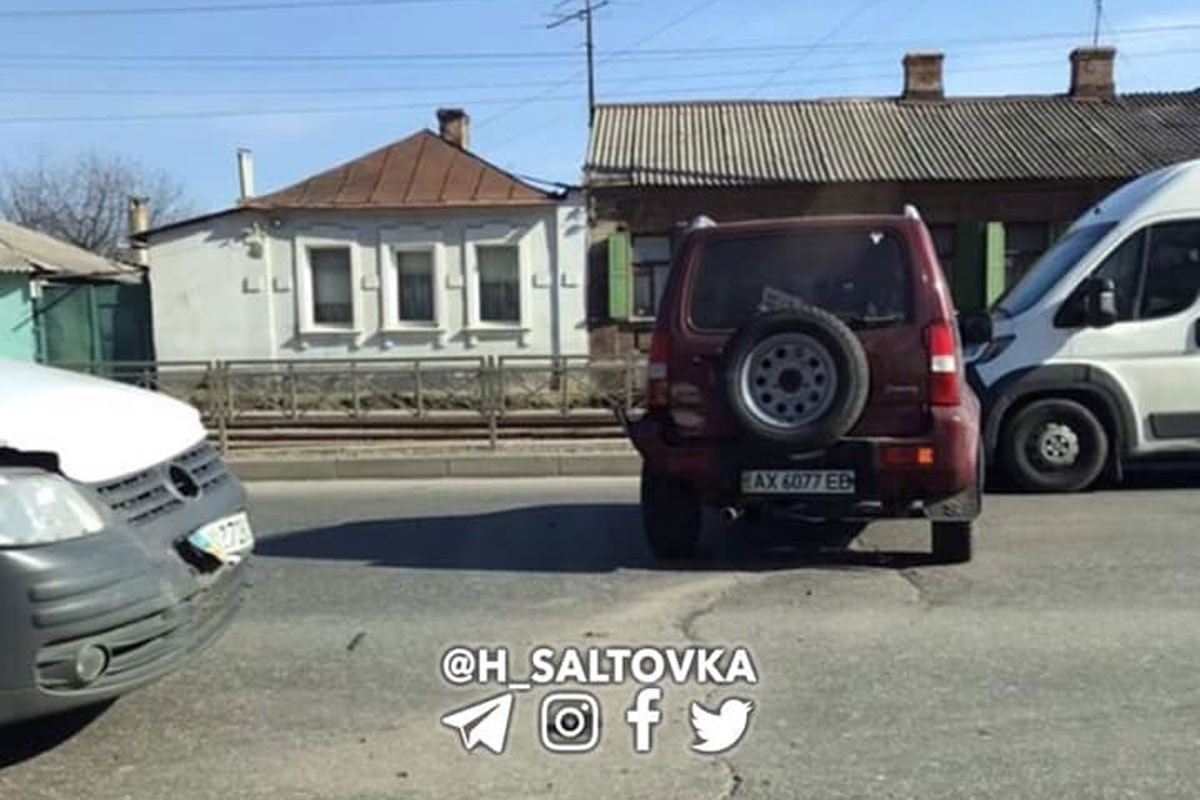 В Харькове авария заблокировала движение транспорта (фото)