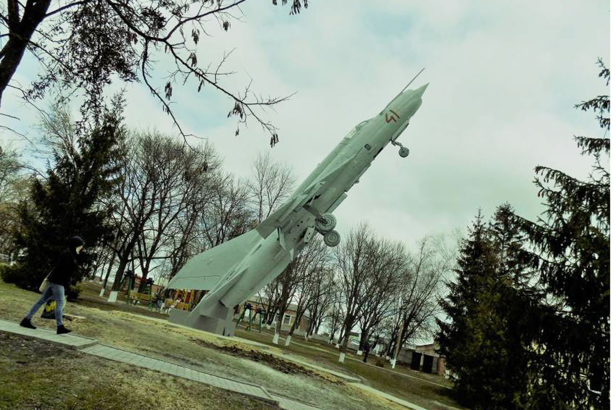 Под Харьковом боевой самолет превратили в памятник (фото)