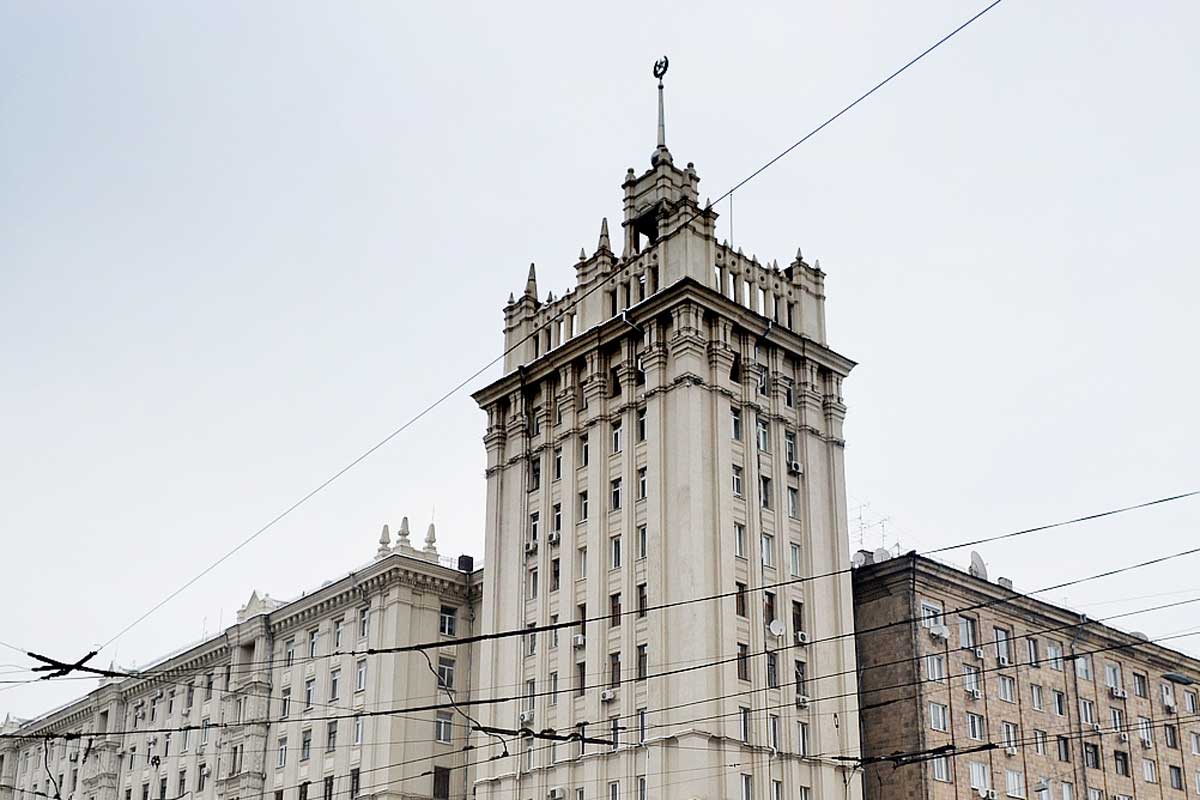 В центре Харькова демонтируют шпиль (видео)