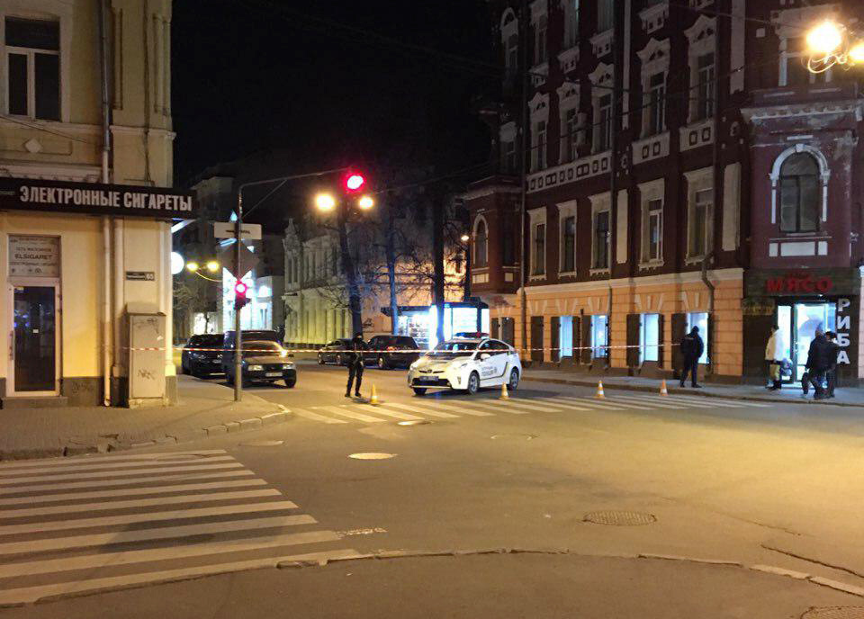 В центре перекрыли улицу из-за пакета с мусором (фото)