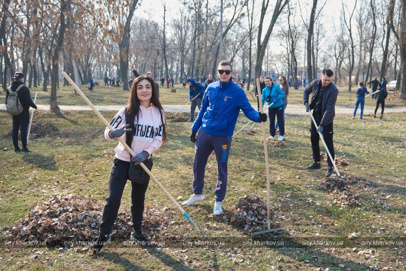 Тысячи харьковчан вышли на субботник (фото)