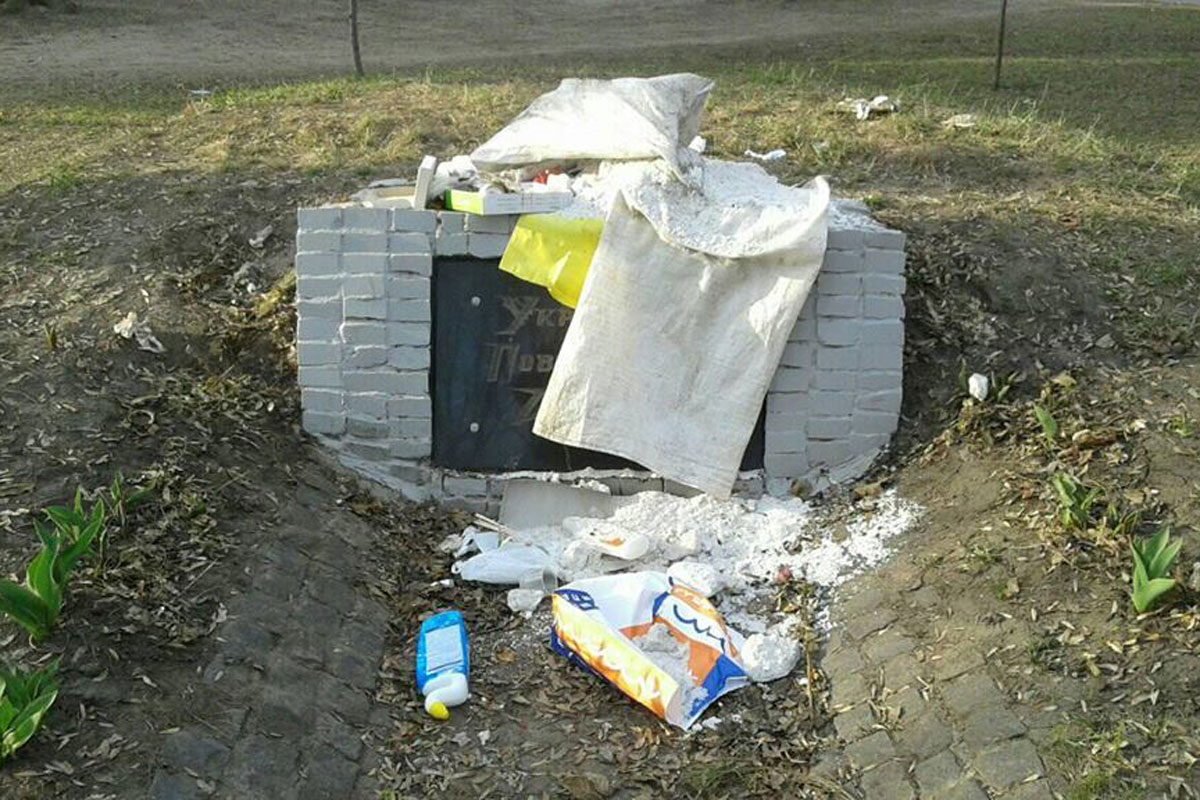 В Харькове памятник забросали мусором (фото)