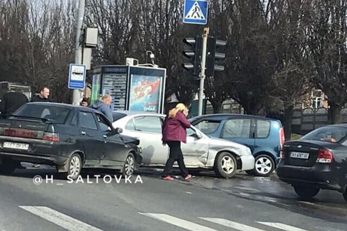 На Салтовке авария заблокировала движение транспорта (фото)