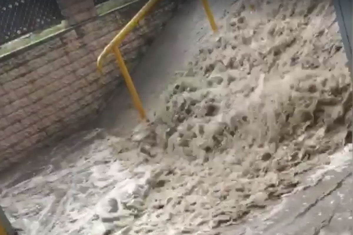 Харьковский рынок заливает водой (видео)