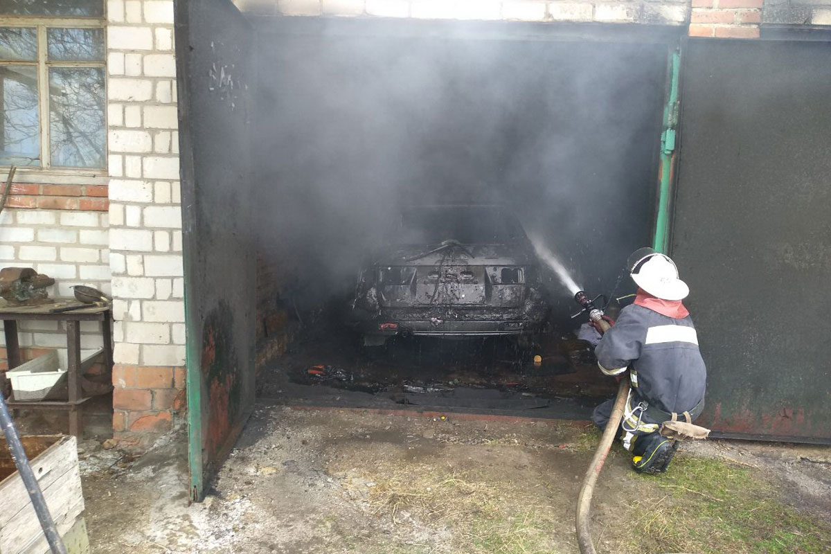Под Харьковом сгорел гараж с машиной (фото)