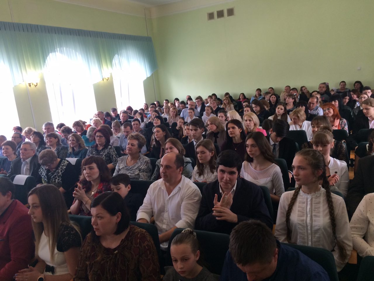 Самых талантливых школьников Киевского района наградили стипендиями
