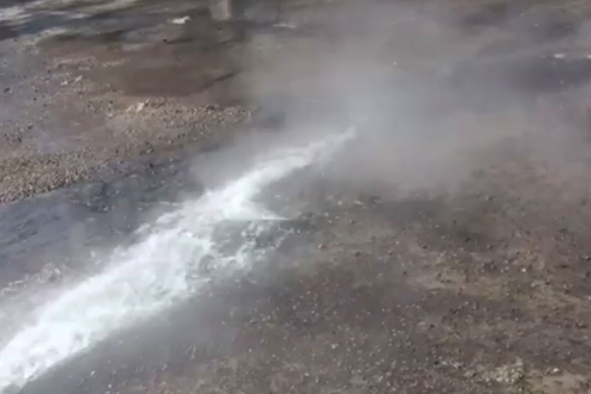 В Харькове улицы заливает горячей водой (видео)