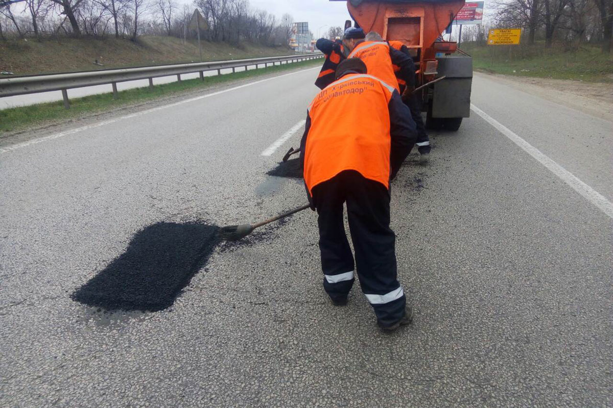 На трассу под Харьковом вывели автогрейдер (фото)