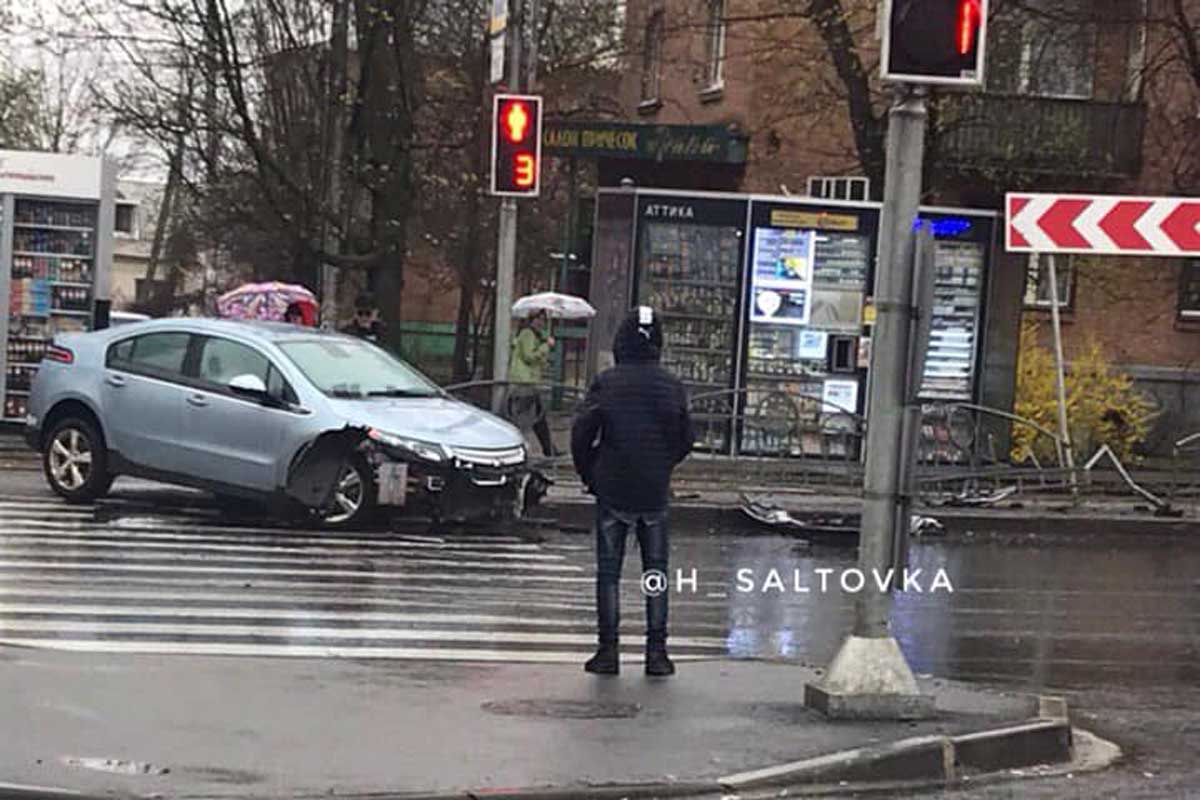 На Клочковской машина снесла забор (фото)