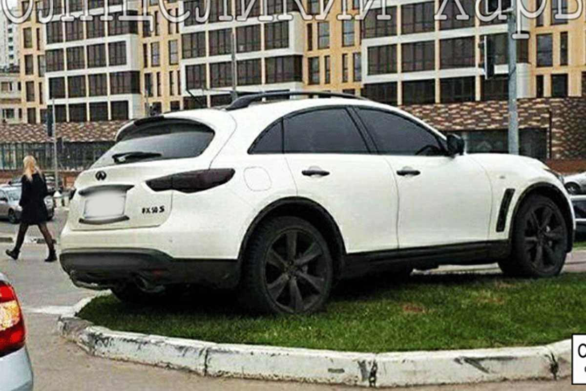 В Харькове водитель бросил машину посреди газона (фото)