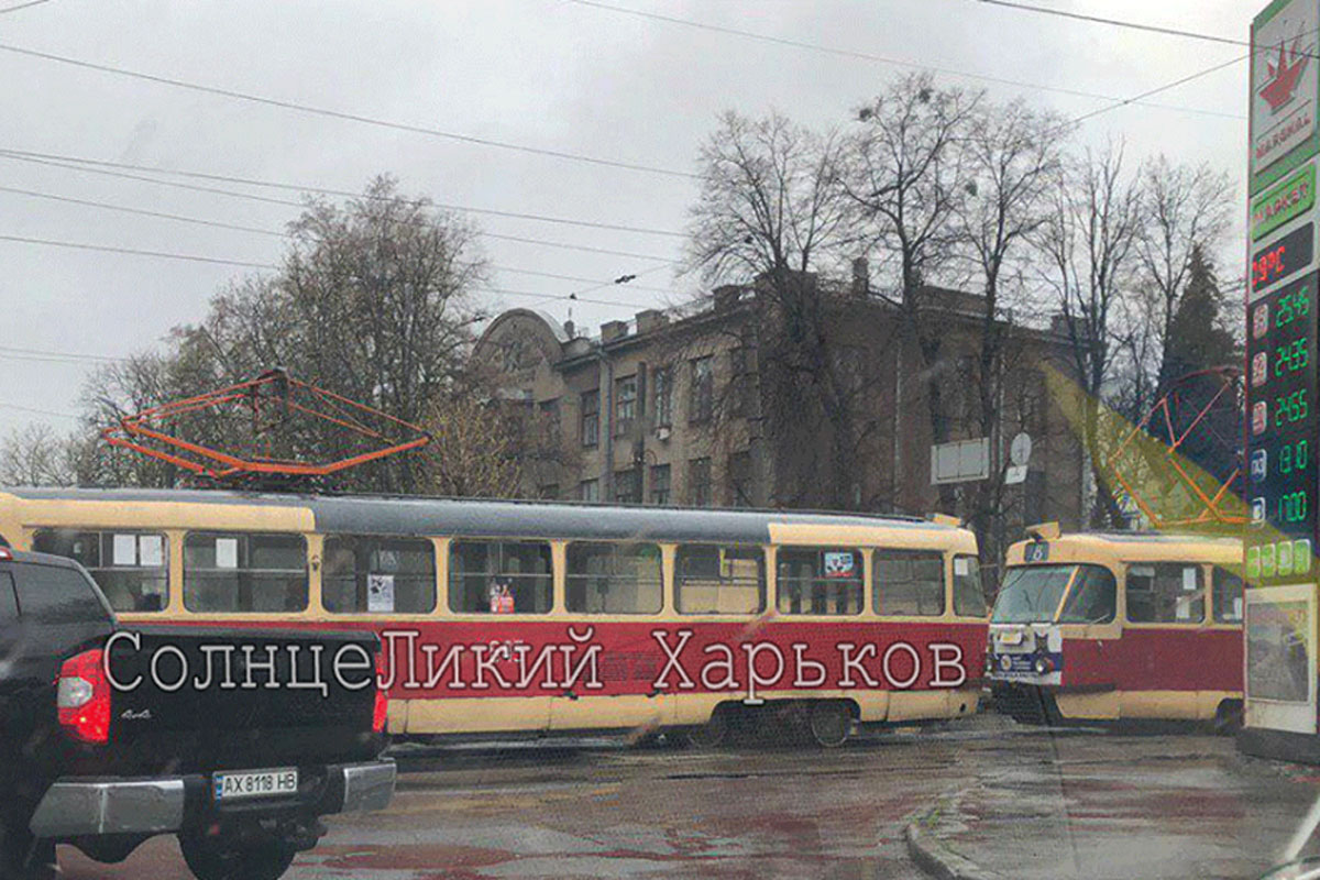 В центре трамвай заблокировал движение транспорта (фото)