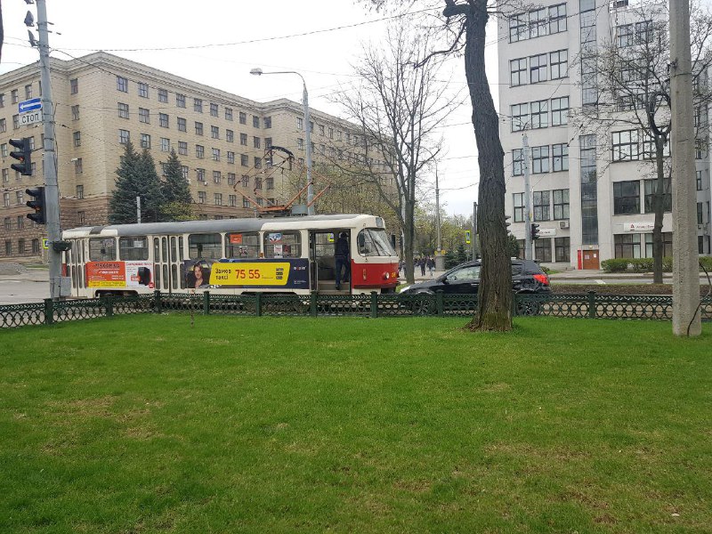 В центре машина заблокировала движение трамваев (фото)