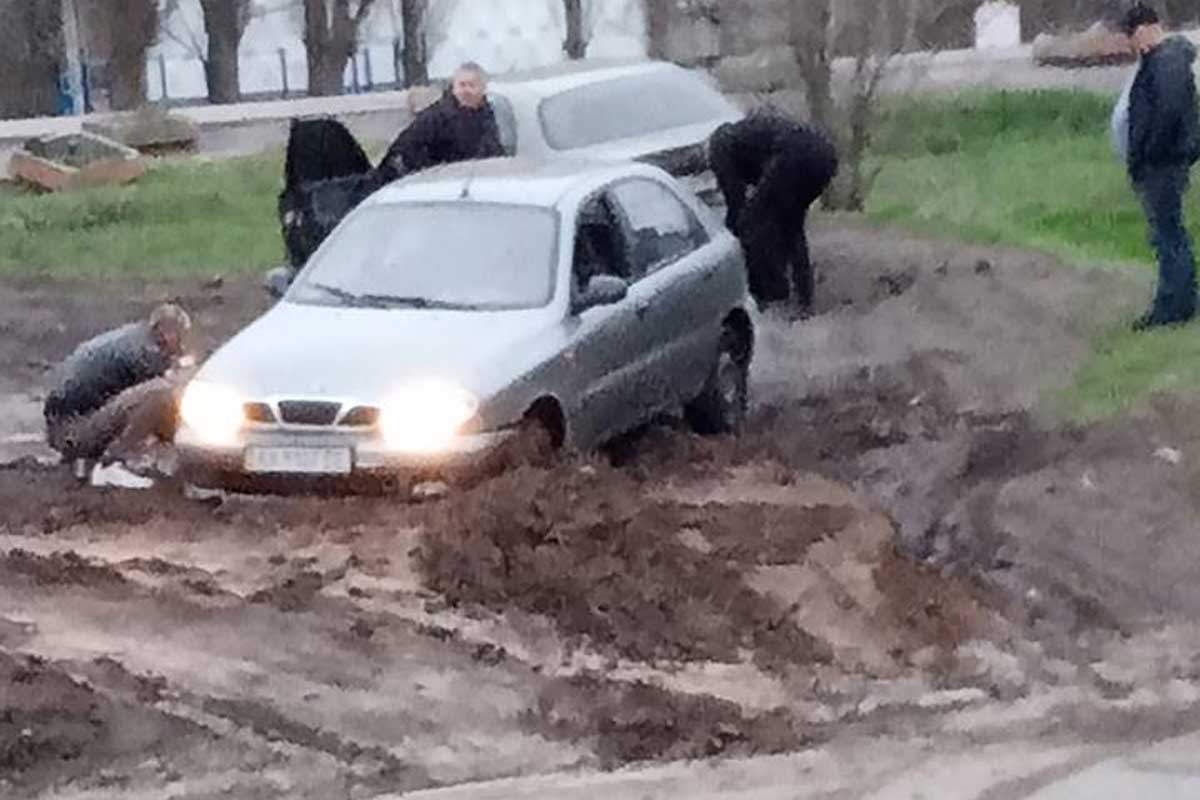 На ХТЗ машина застряла в грязи (фото)