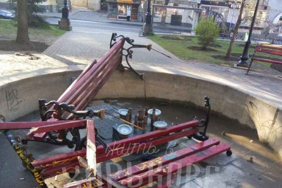 Полиция занялась малолетними вандалами, разгромившими сквер (фото, видео)