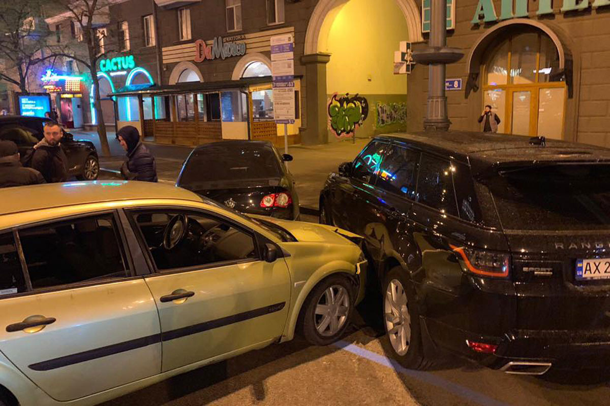 В центре пьяный водитель влетел в припаркованные машины (фото, видео)
