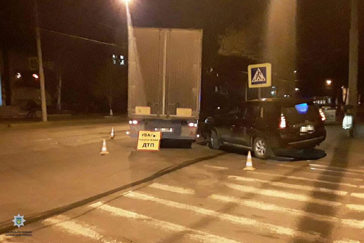 В Харькове грузовик припечатал легковушку (фото)