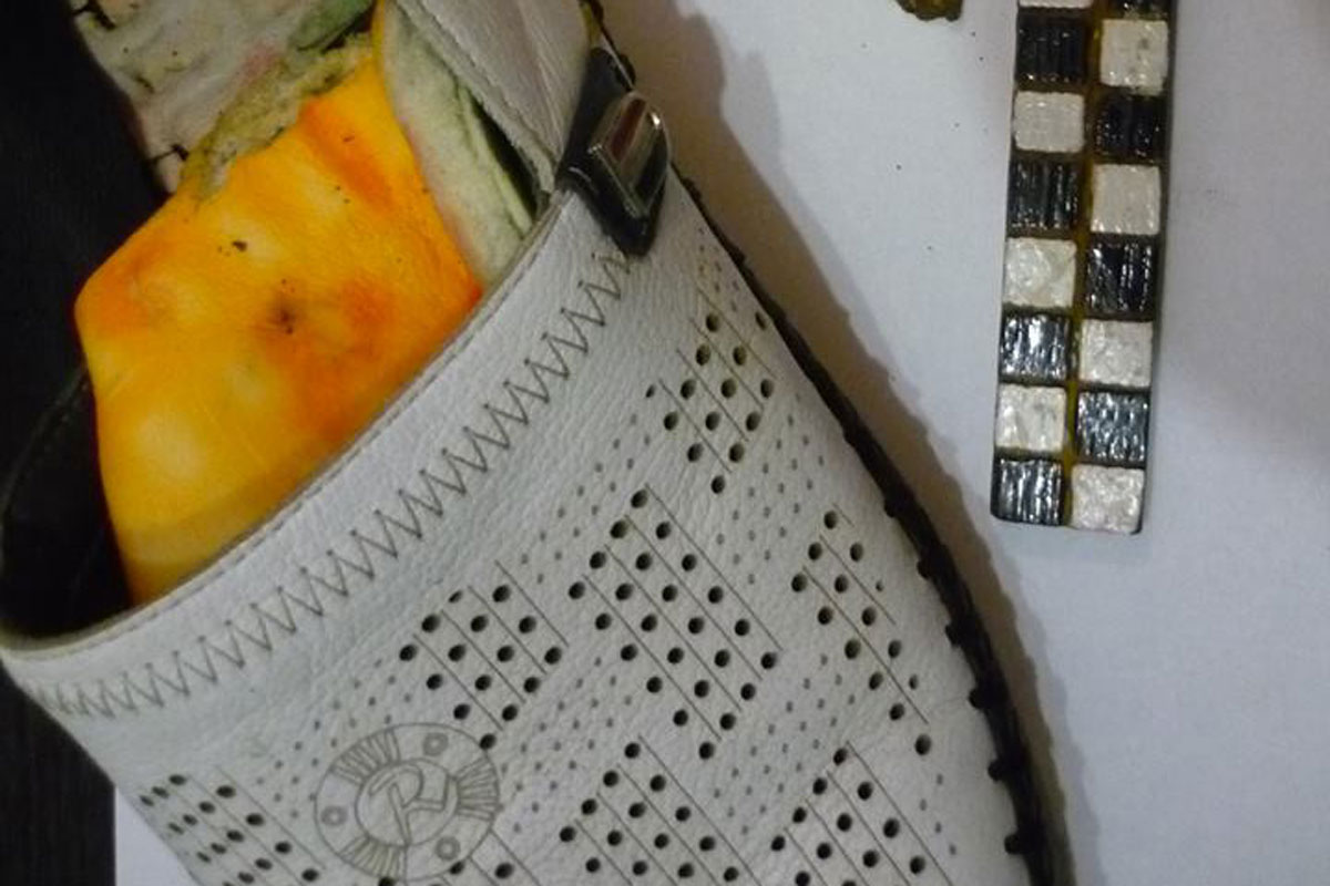 В Харькове выявили ботинки с наркотиком (фото)