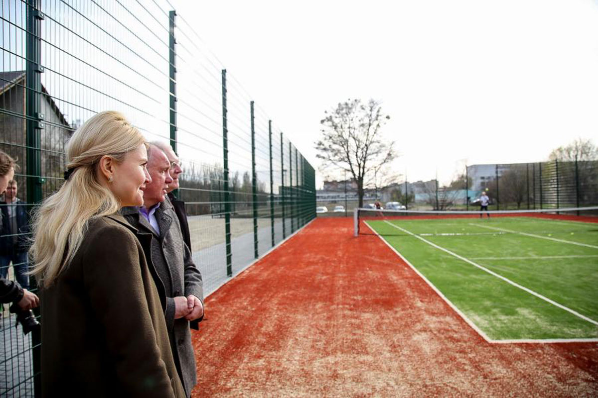 В Харькове открыли футбольное поле и теннисный корт (фото)