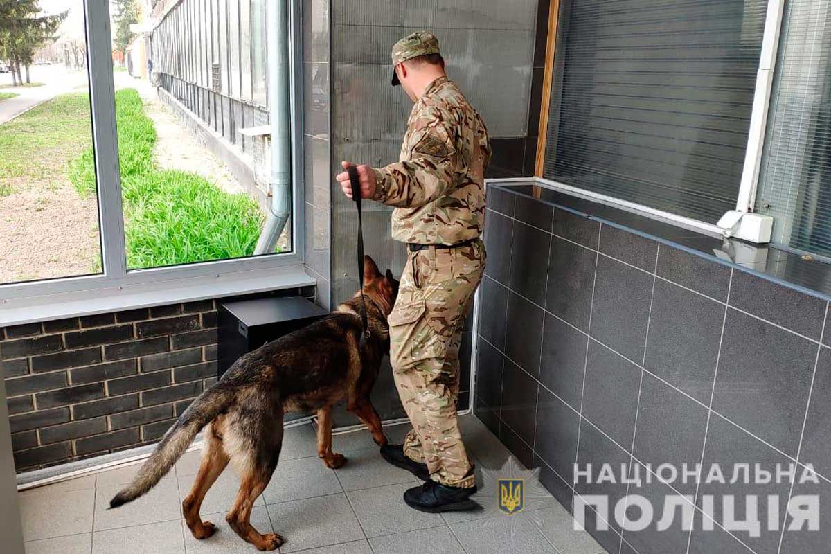 В Харькове "минировали" вокзал, ресторан и школы (фото, видео)