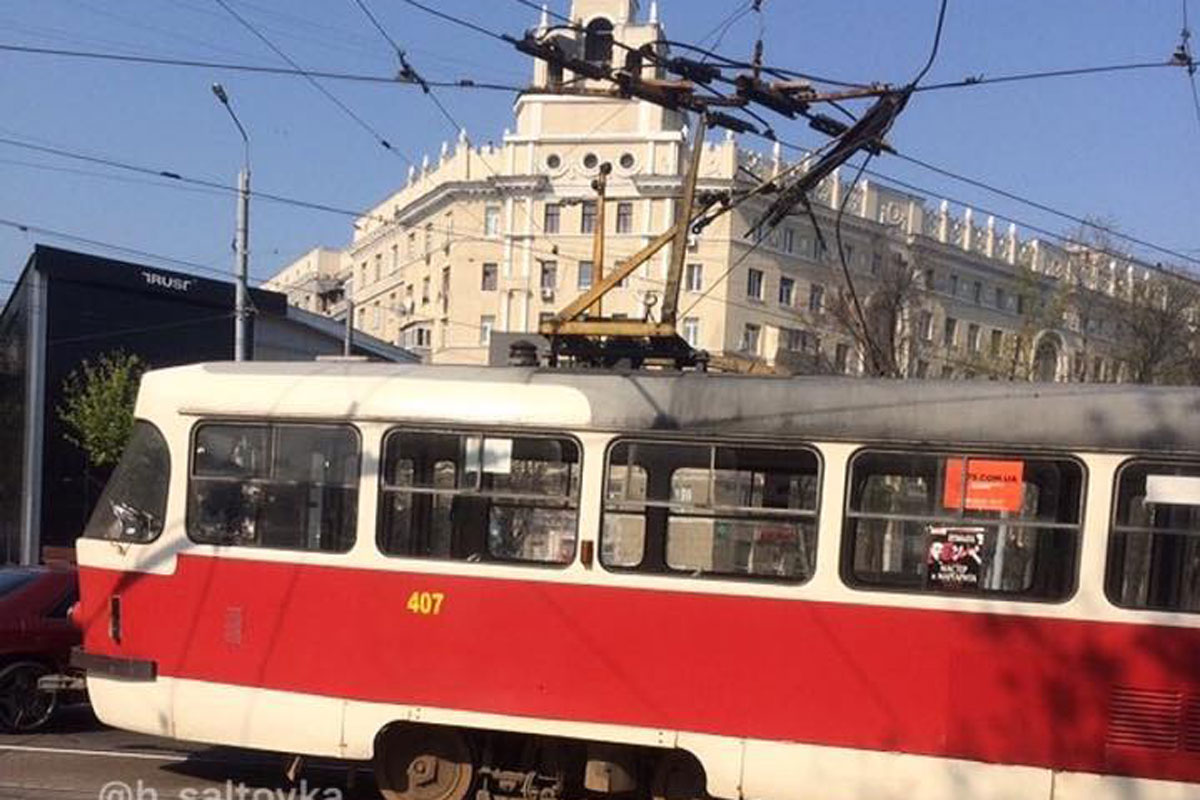 На Московском проспекте с трамвая слетел пантограф (фото)