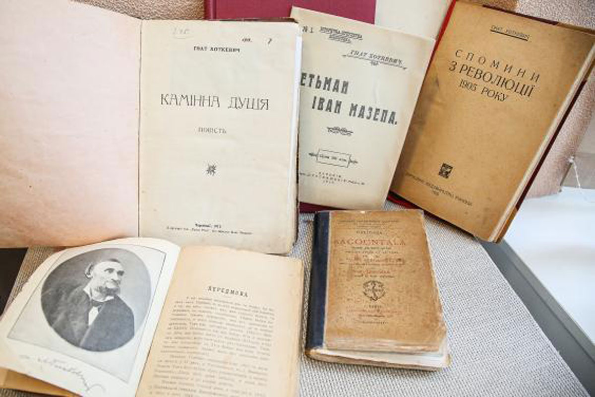 В Харьков вернули книги расстрелянного писателя (фото)