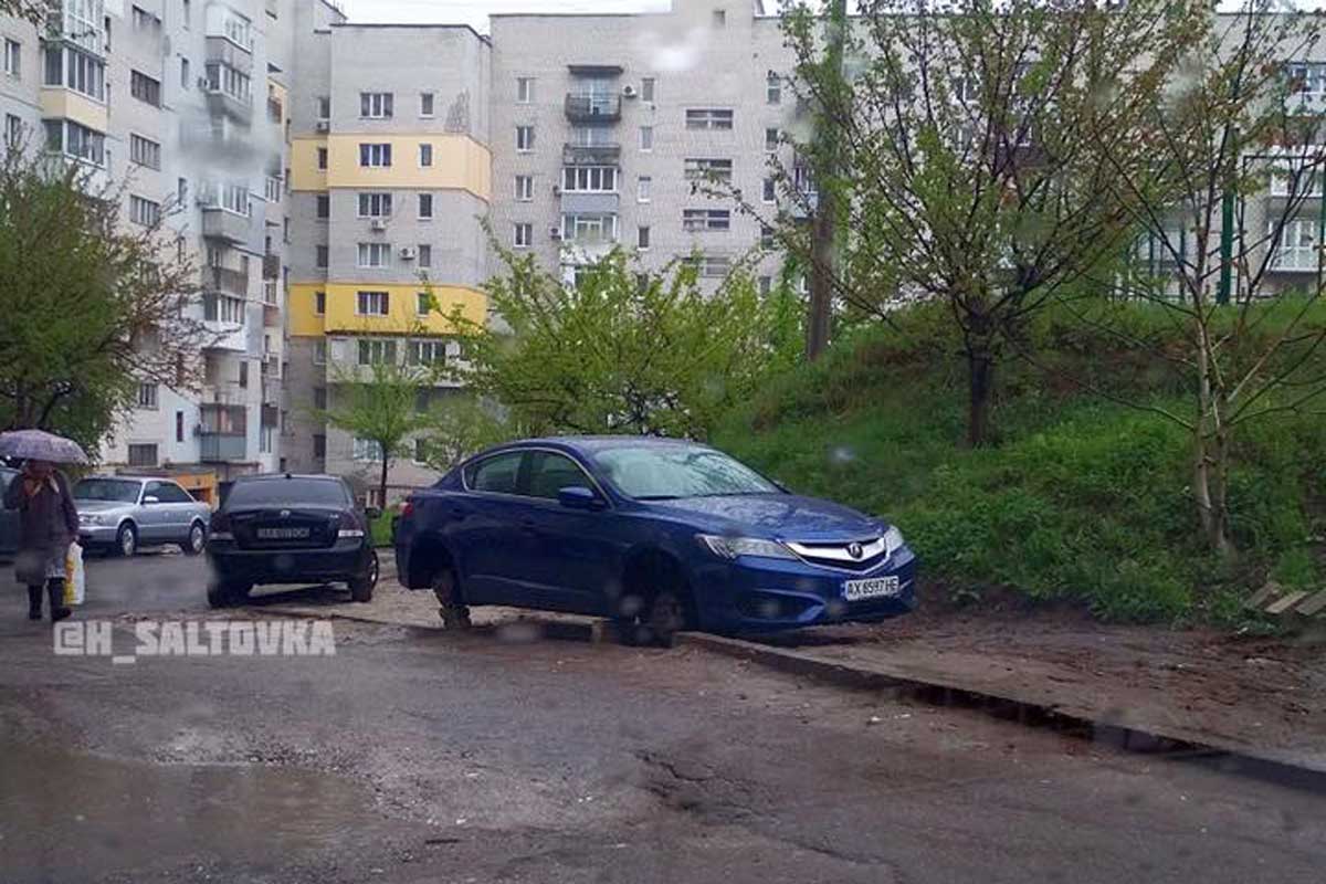 На Салтовке с автомобиля сняли колеса (фото)