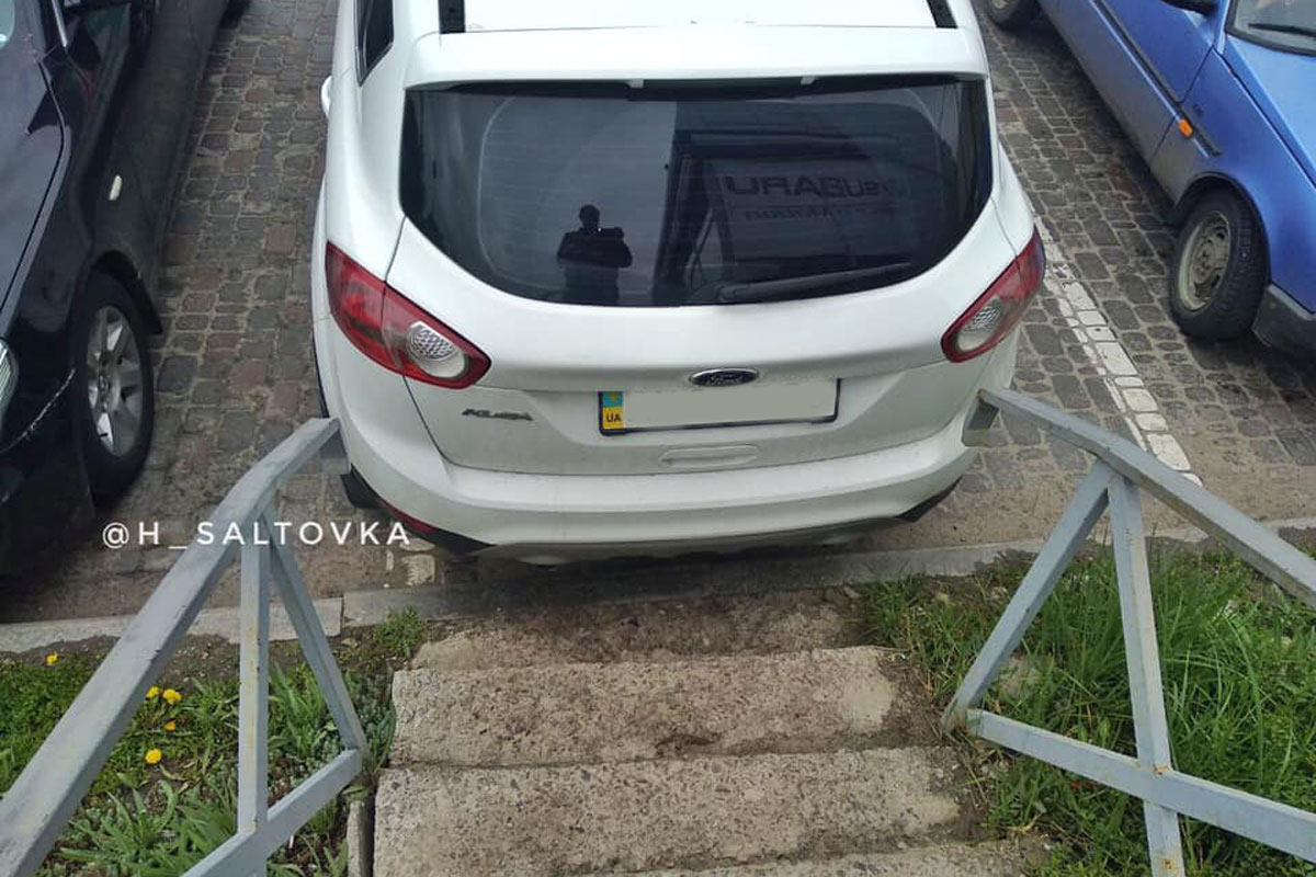 В Харькове автохам перегородил доступ к лестнице (фото)