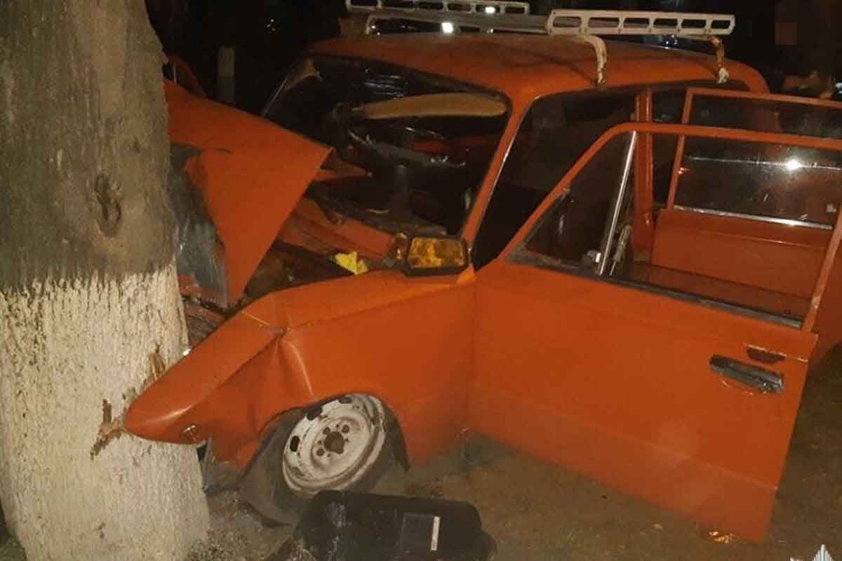 В Харькове машина врезалась в дерево, есть пострадавшие (фото)
