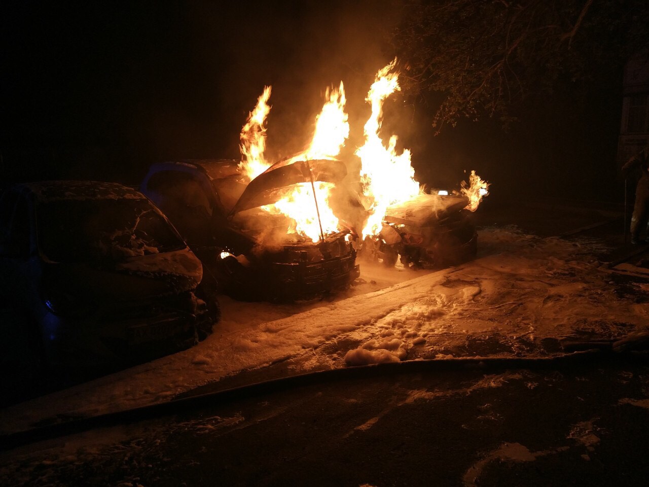 На ХТЗ ночью вспыхнули машины (фото)
