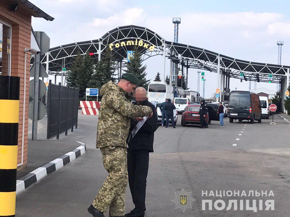 Из Харькова депортировали иностранцев