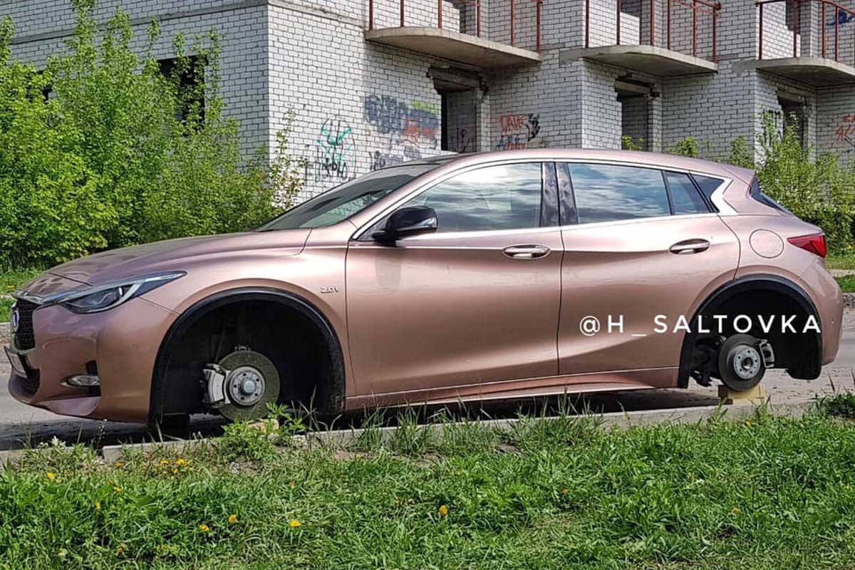 На Салтовке с автомобиля сняли колеса (фото)