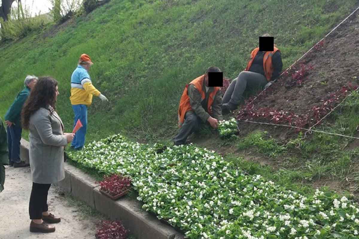 В Харькове мужчина под жестким контролем выращивает цветы