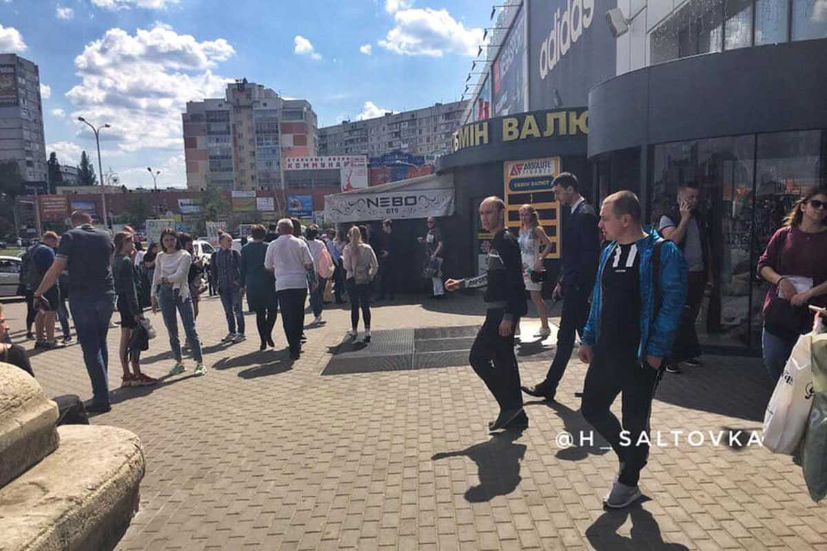 На Салтовке эвакуируют торговый центр (фото)