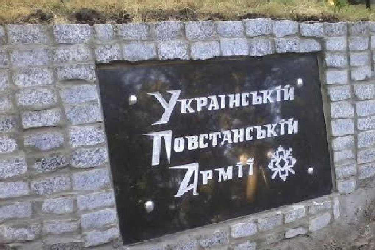 Активисты будут дежурить возле памятников