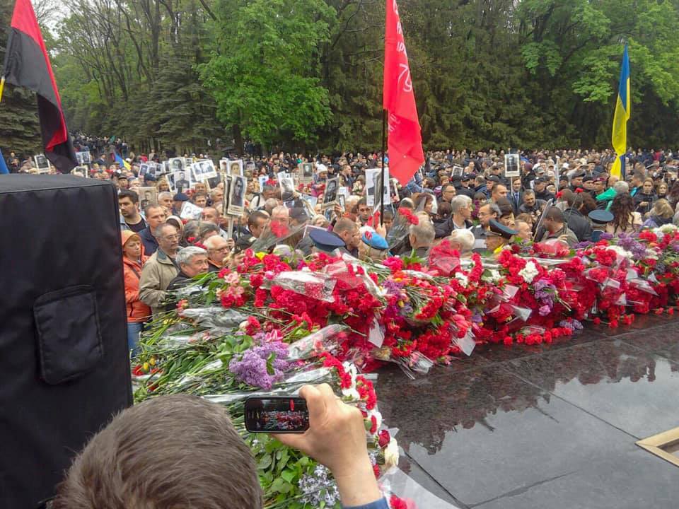 День Победы: в Сети появилось видео стычки на Мемориале