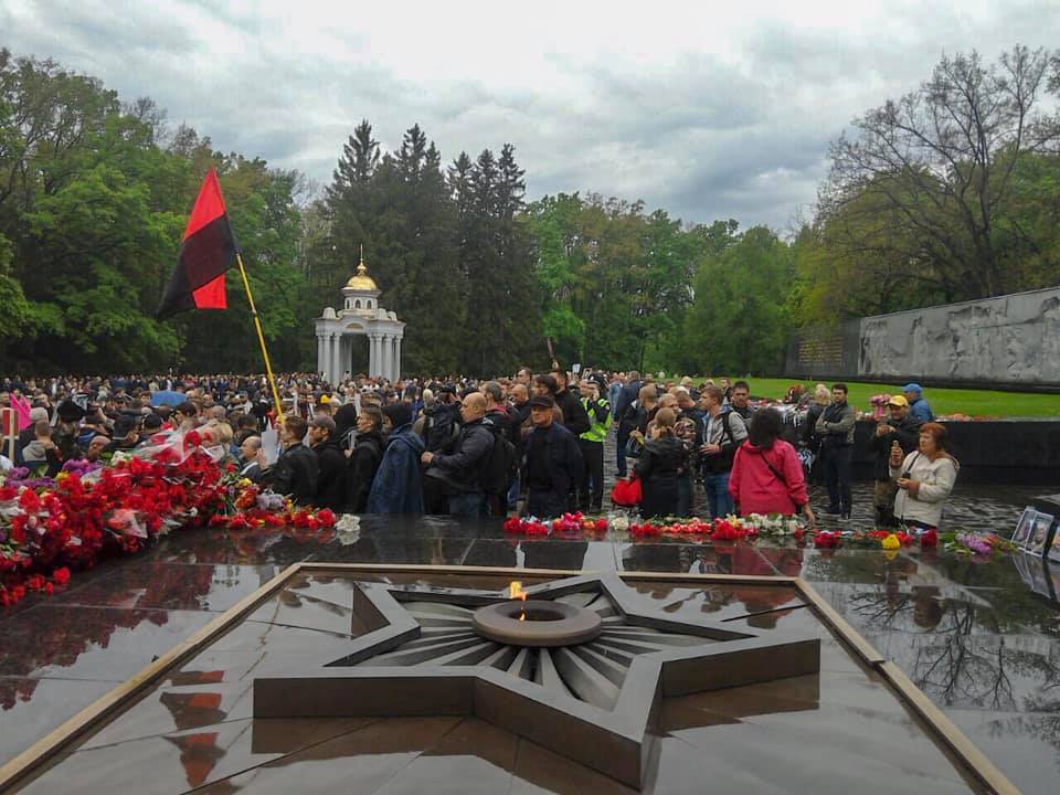 День Победы: на Мемориале собралось 15 тысяч человек (фото)