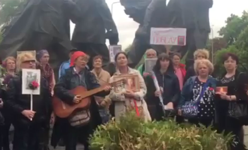Участники акции "Бессмертный полк" колонной прошли по Харькову (видео)