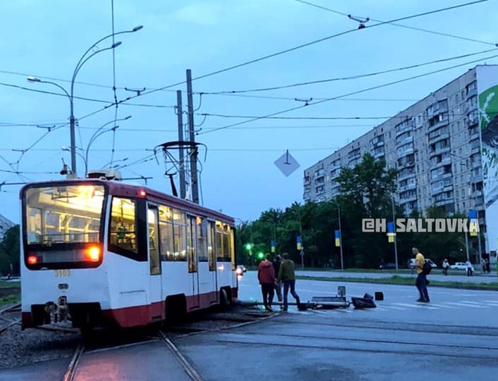 В Харькове трамвай снес столб (фото)