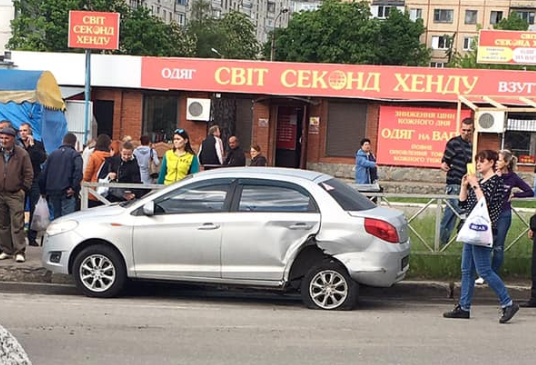 В Харькове машина влетела в припаркованное авто (фото)
