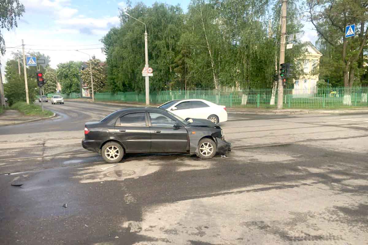 В Харькове столкнулась два Daewoo Lanos, много пострадавших