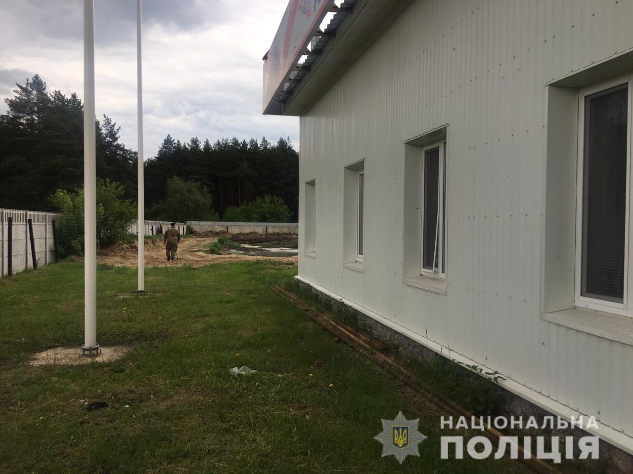 Под Харьковом "минировали" мясокомбинат за долг по зарплате (фото)