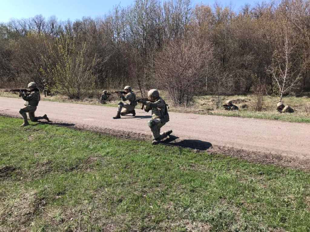 В Харькове курсантов вуза вывели на полигон