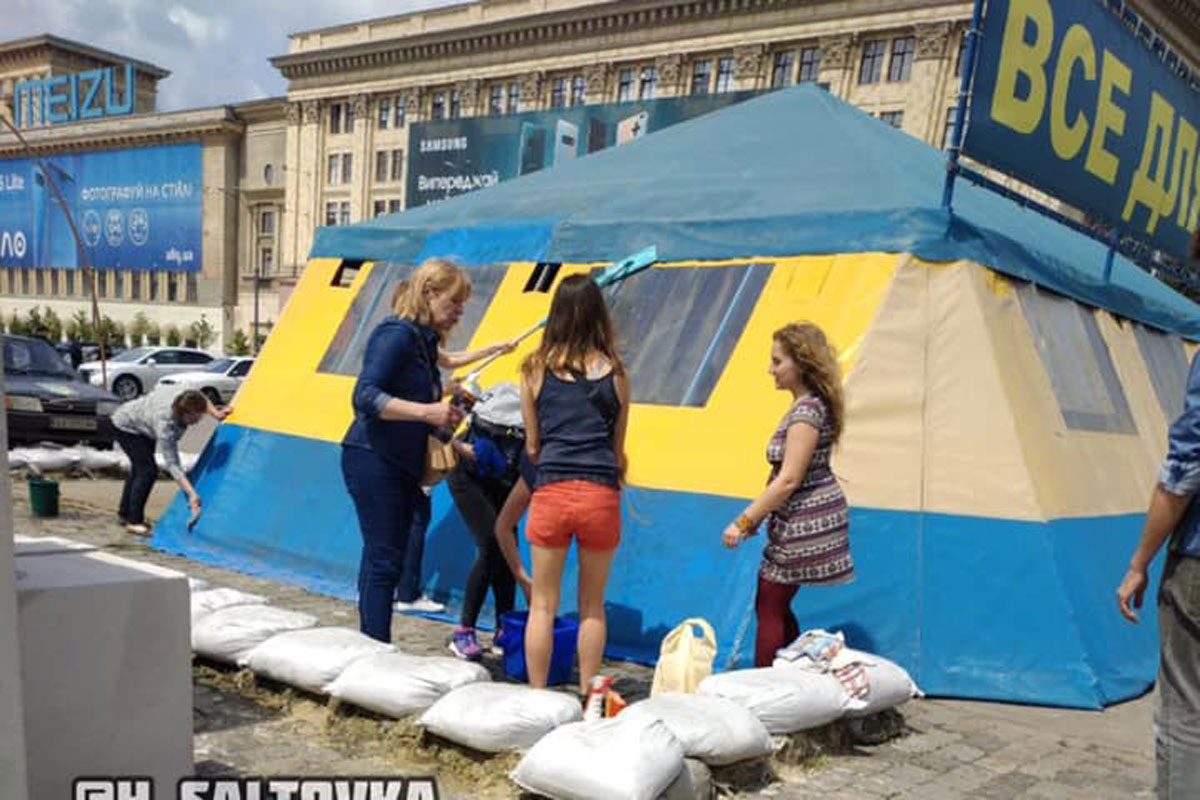 Палатку на площади Свободы решили помыть (фото)