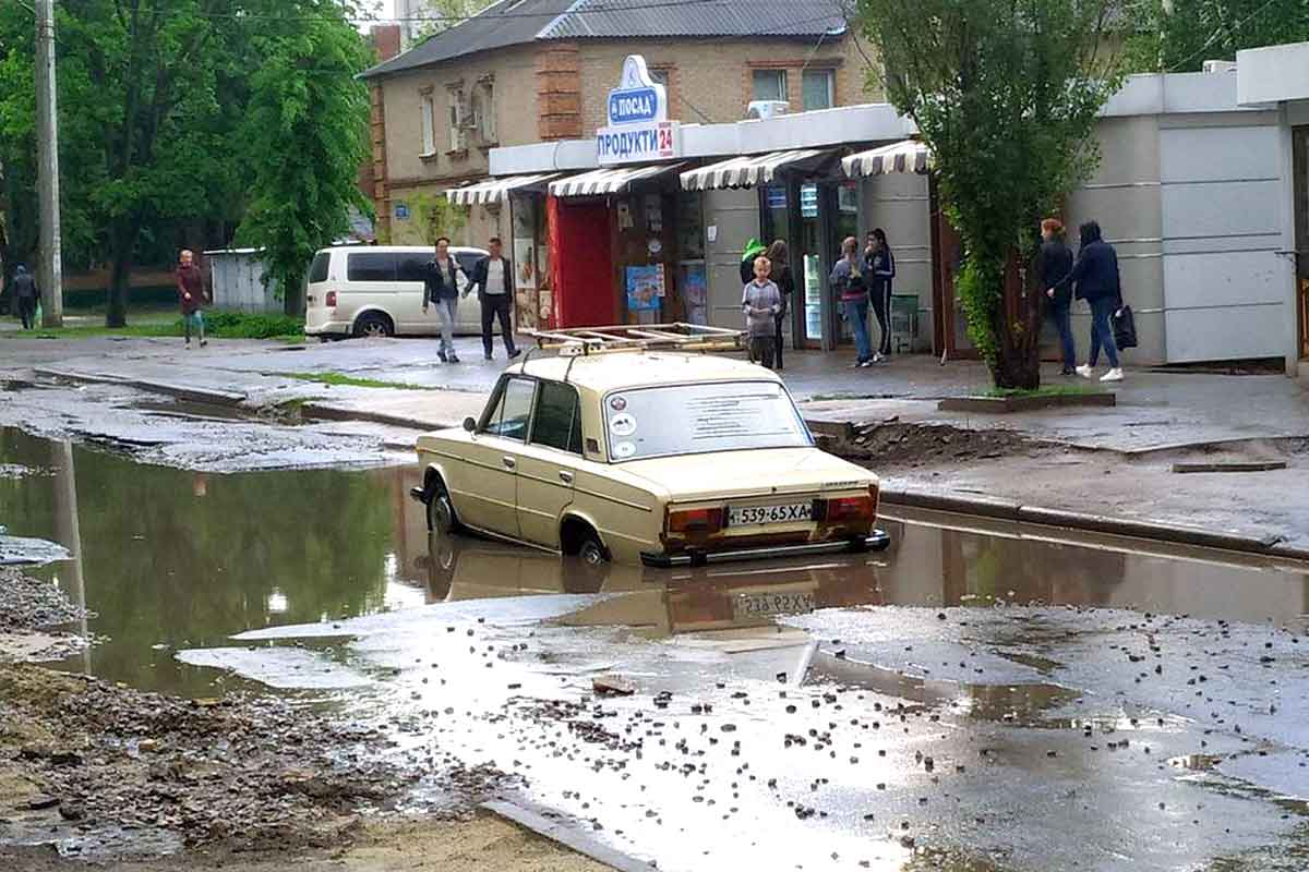 В Харькове полмашины ушло под воду (фото)