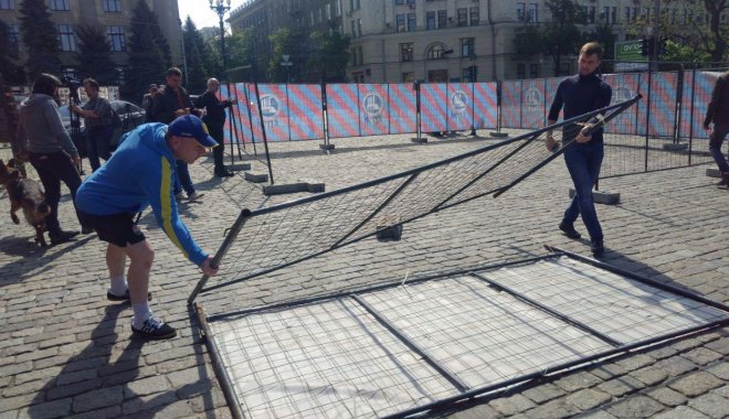 Палатка на площади Свободы: активисты разобрали забор